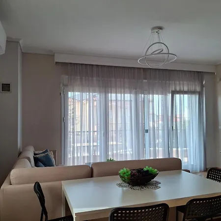 Aurora - Close To Macedonia Airport Apartment *